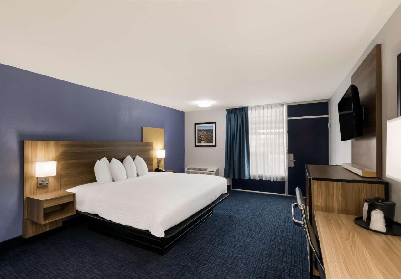 Surestay Plus By Best Western Пиджен Фордж Екстериор снимка